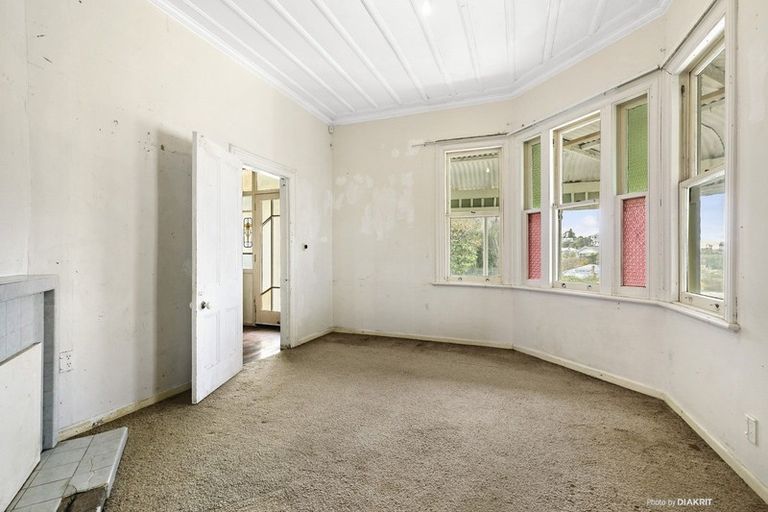 Photo of property in 43 Military Road, Northland, Wellington, 6012