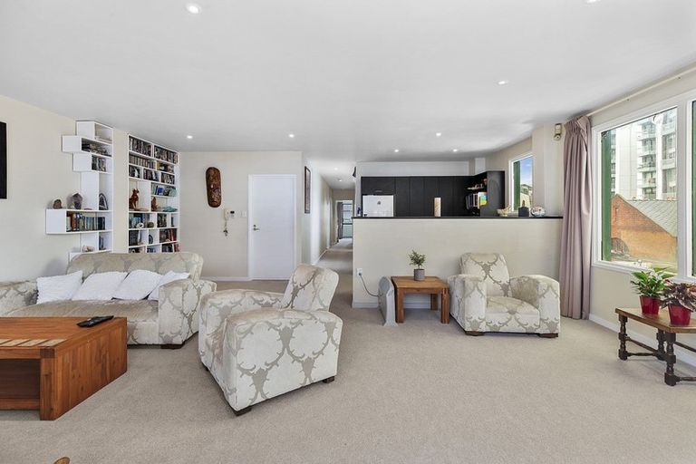 Photo of property in Royal Regal Apartments, 2/50 Cambridge Terrace, Te Aro, Wellington, 6011