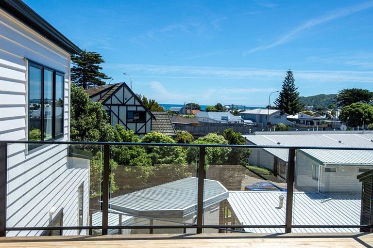 Photo of property in 6a Grays Road, Plimmerton, Porirua, 5026