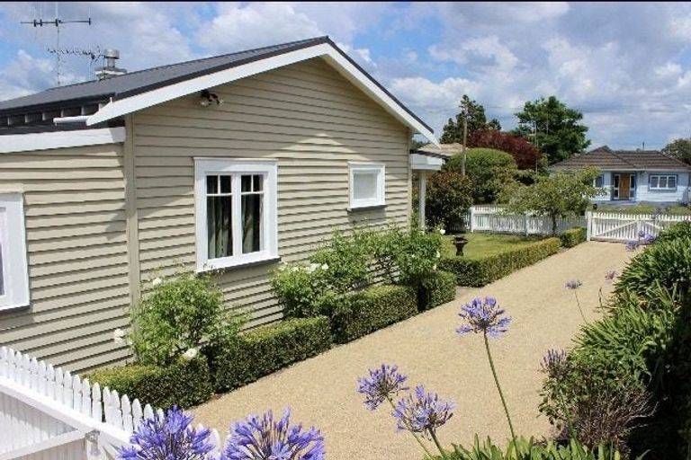 Photo of property in 27 Oxford Street, Fairfield, Hamilton, 3214