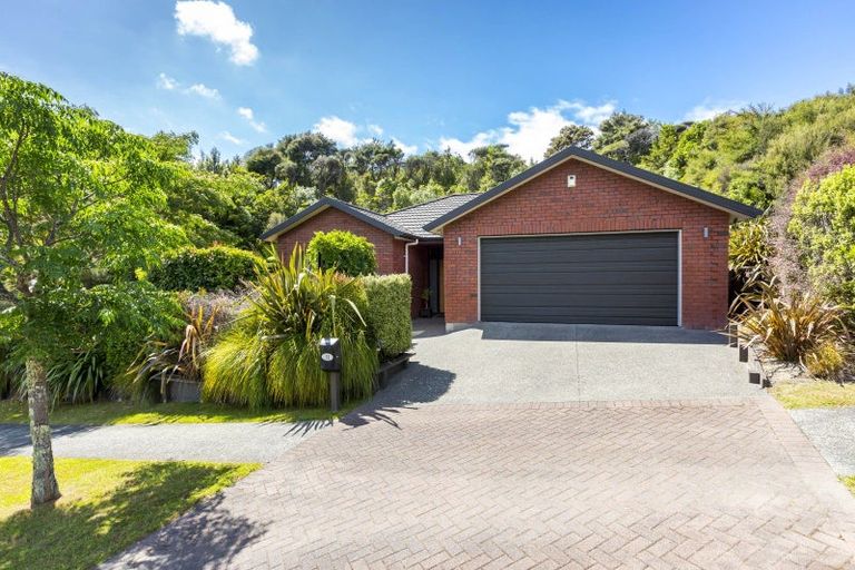 Photo of property in 13 Sylvan Way, Silverstream, Upper Hutt, 5019
