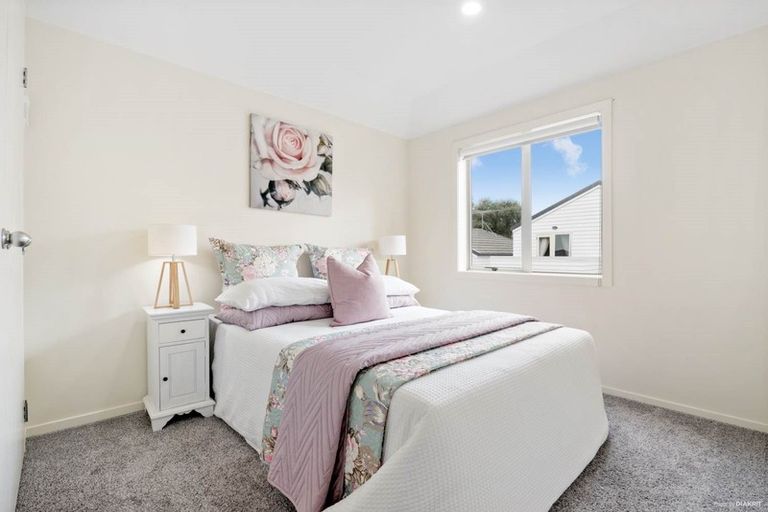 Photo of property in 2/24 Fields Parade, Oteha, Auckland, 0632