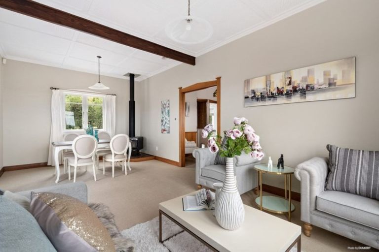 Photo of property in 17 Worthington Place, West Harbour, Auckland, 0618