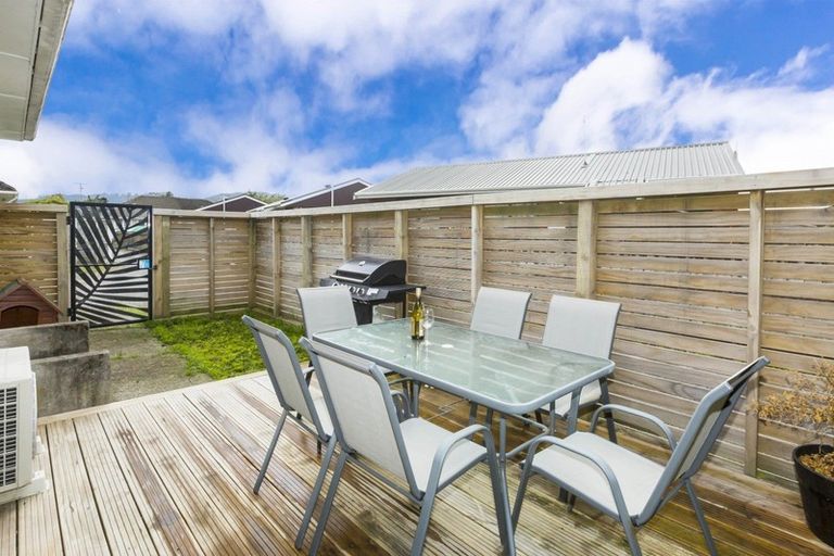 Photo of property in 2/15 Lane Street, Wallaceville, Upper Hutt, 5018