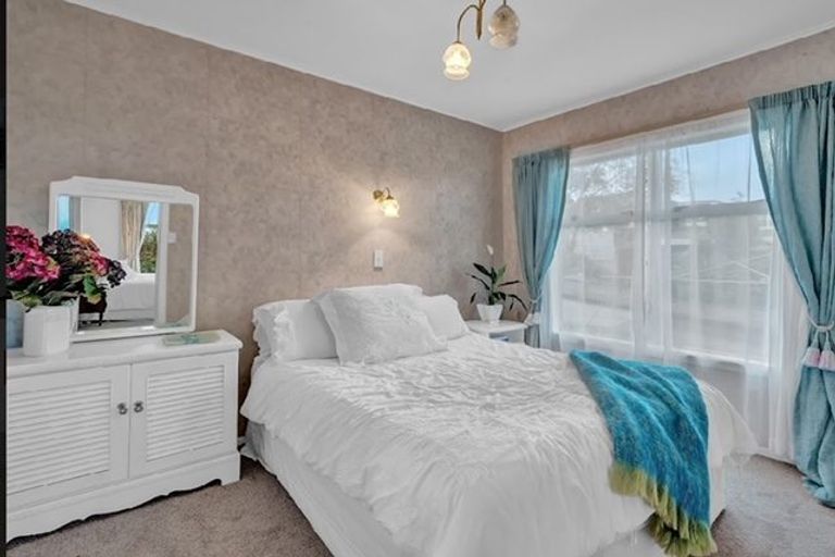 Photo of property in 105 Colwill Road, Massey, Auckland, 0614