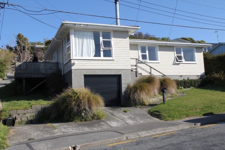 Photo of property in 15 Kahikatea Grove, Paparangi, Wellington, 6037