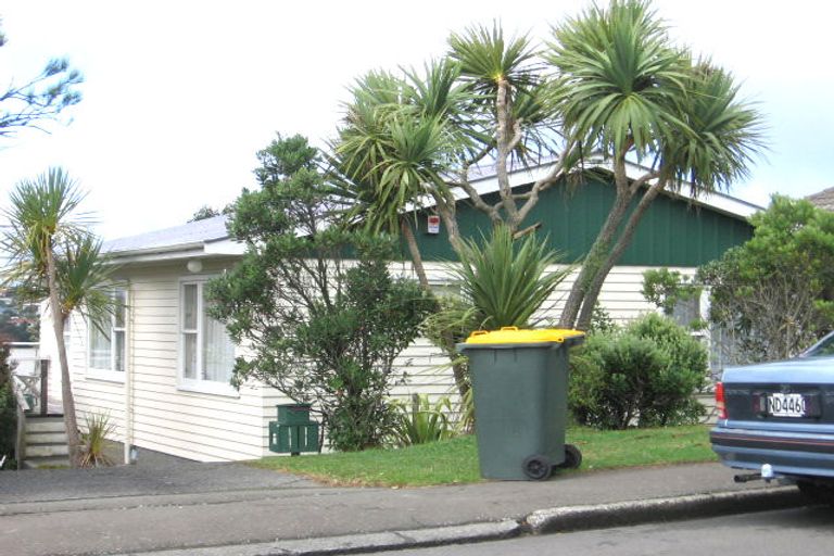 Photo of property in 3 Quigley Street, Newlands, Wellington, 6037