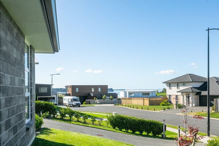 Photo of property in 43 Lakeside Terrace, Omokoroa, 3114