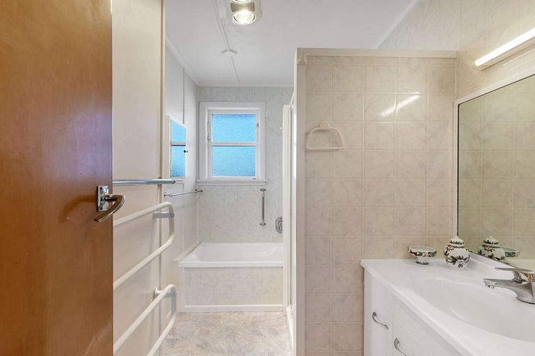 Photo of property in 5 Courtenay Road, Heretaunga, Upper Hutt, 5018