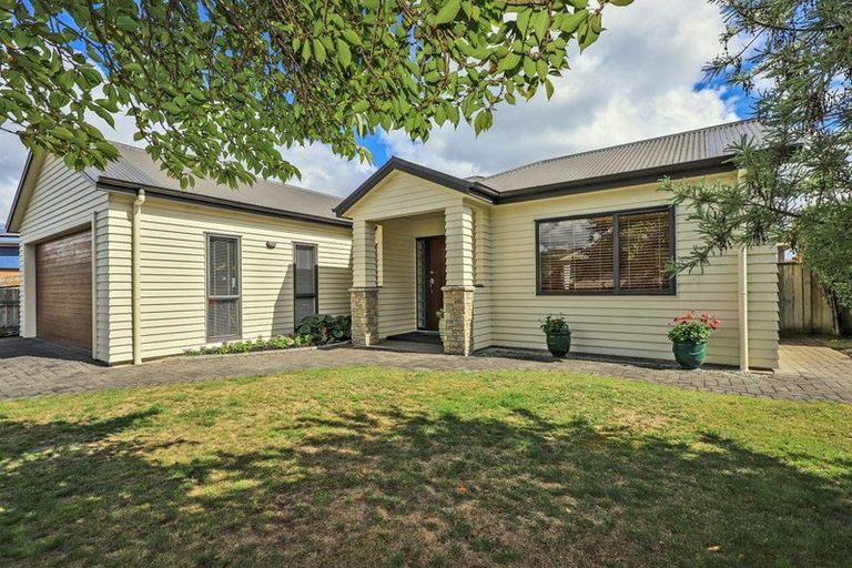 Photo of property in 2 Kentia Place, Havelock North, 4130
