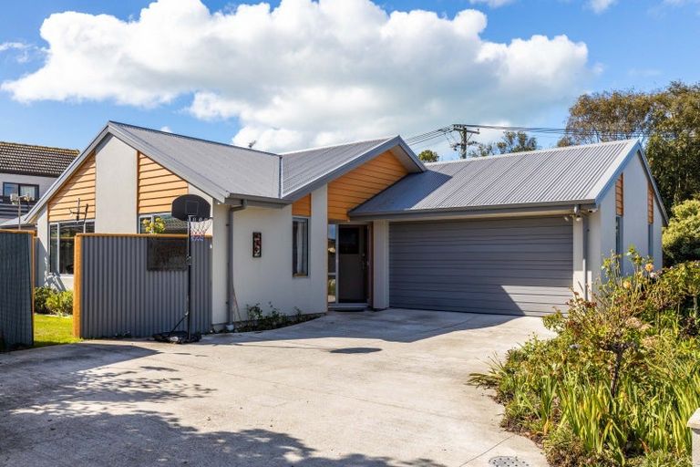 Photo of property in 2a Rue De La Mare, Parklands, Christchurch, 8083