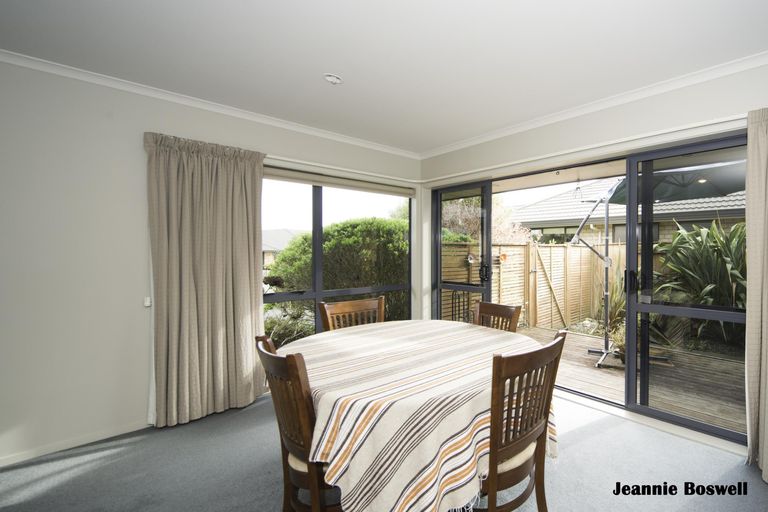 Photo of property in 12 Johnstone Drive, Fitzherbert, Palmerston North, 4410