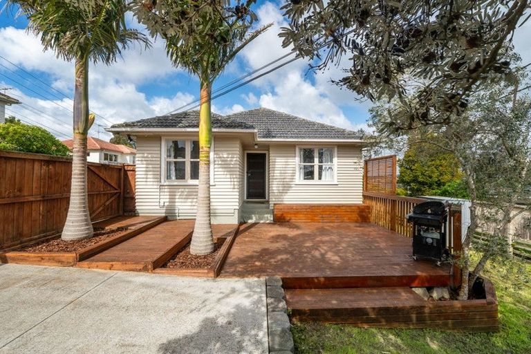 Photo of property in 1/62 Roberts Road, Glenfield, Auckland, 0629