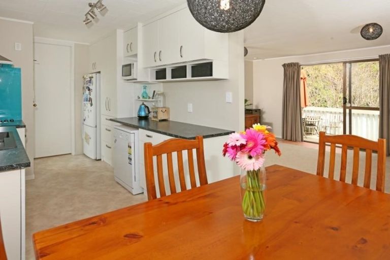 Photo of property in 5 Hueglow Rise, West Harbour, Auckland, 0618