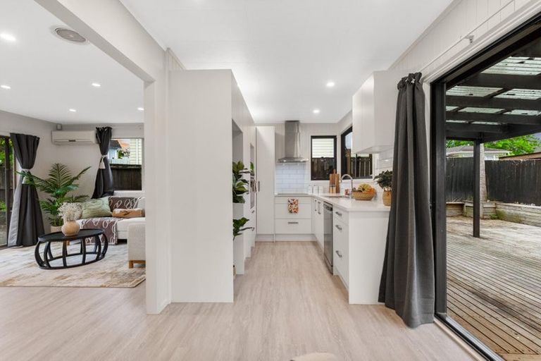 Photo of property in 15 Vina Place, Massey, Auckland, 0614