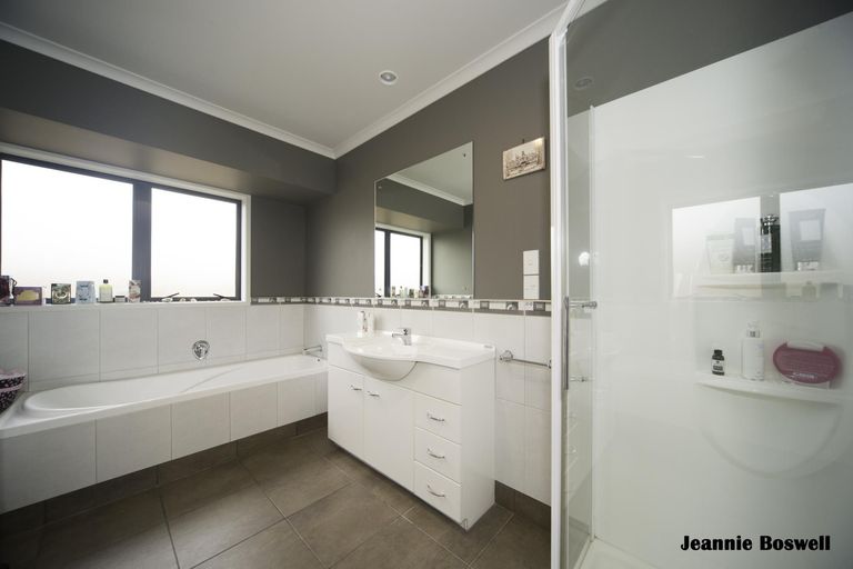 Photo of property in 12 Johnstone Drive, Fitzherbert, Palmerston North, 4410