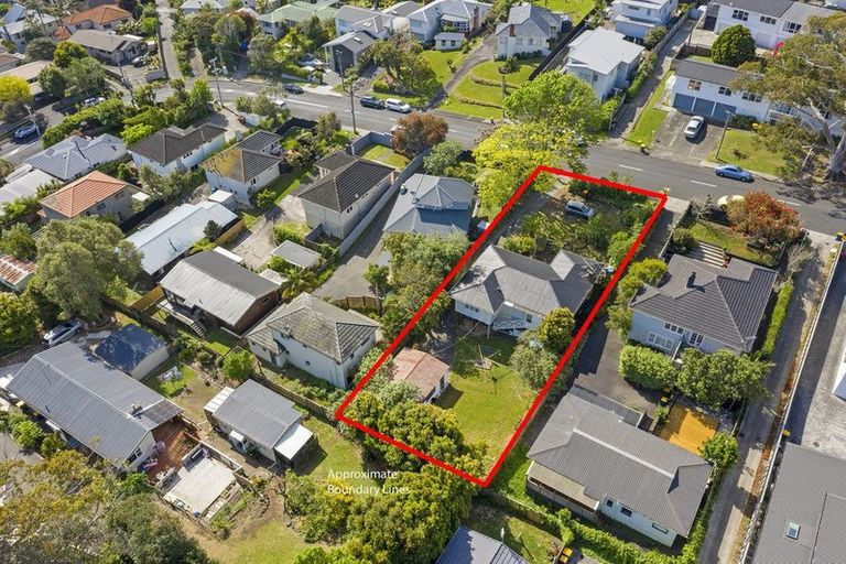 Photo of property in 26 Selwyn Crescent, Forrest Hill, Auckland, 0620
