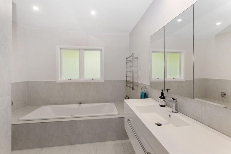 Photo of property in 14 Mayburn Road, Te Atatu Peninsula, Auckland, 0610