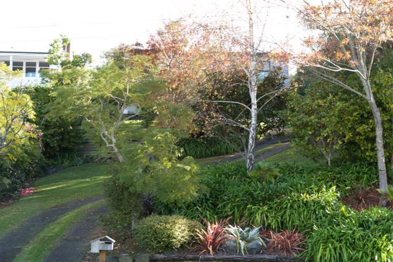 Photo of property in 31 Montgomery Crescent, Cockle Bay, Auckland, 2014
