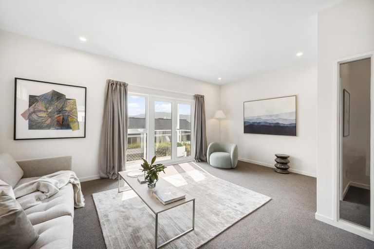 Photo of property in 11 Lawson Place, Mount Victoria, Wellington, 6011