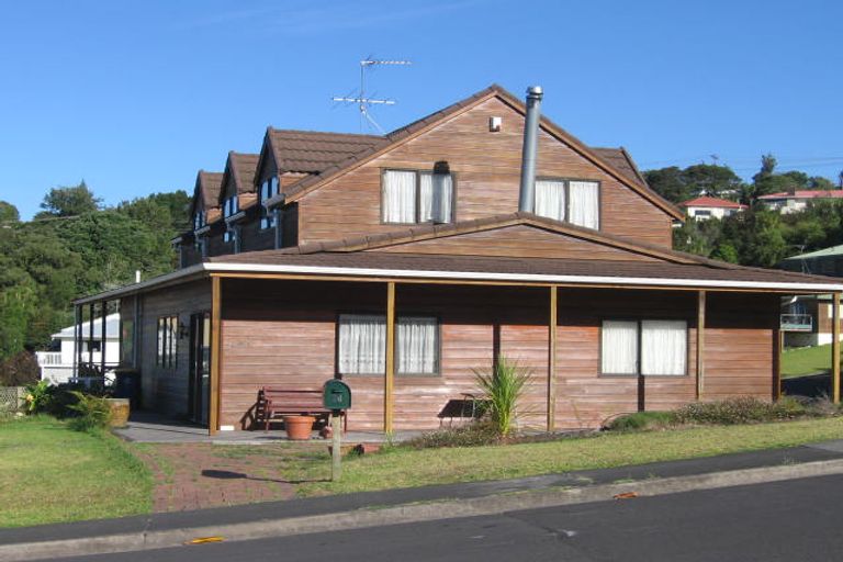 Photo of property in 24 Greenvalley Rise, Glenfield, Auckland, 0629