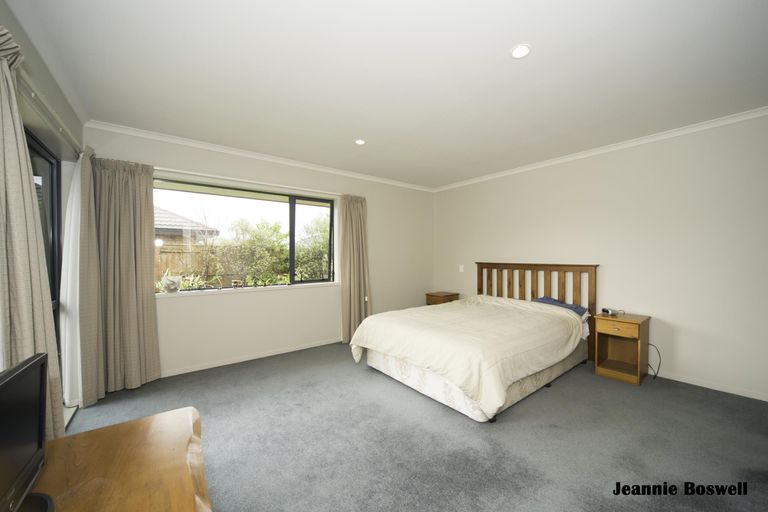 Photo of property in 12 Johnstone Drive, Fitzherbert, Palmerston North, 4410