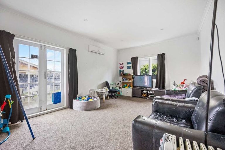 Photo of property in 100 Randwick Road, Moera, Lower Hutt, 5010