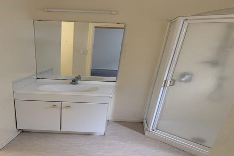 Photo of property in 20 Van Dyke Place, West Harbour, Auckland, 0618