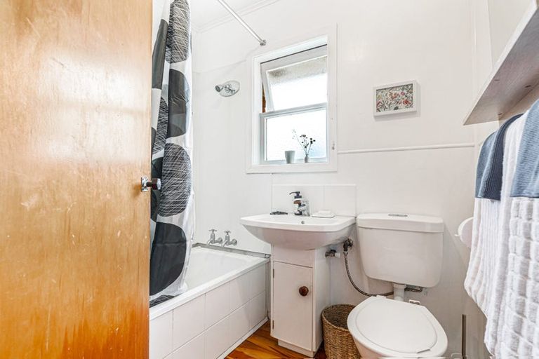 Photo of property in 16 Ward Crescent, Te Atatu Peninsula, Auckland, 0610