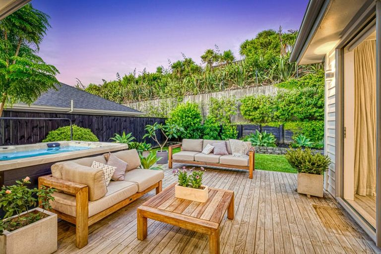 Photo of property in 16 Syd Grant Crescent, Orewa, 0931