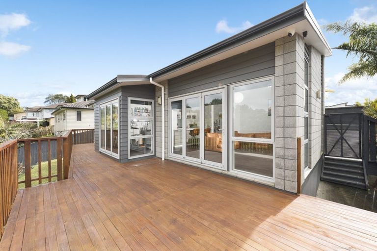 Photo of property in 94 Lake Panorama Drive, Henderson Valley, Auckland, 0612