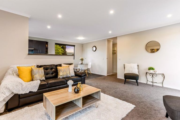 Photo of property in 2/4 Elizabeth Drive, West Harbour, Auckland, 0618