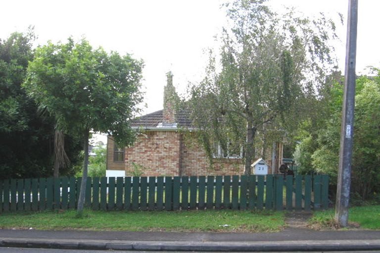 Photo of property in 21 Amberley Avenue, Te Atatu South, Auckland, 0610
