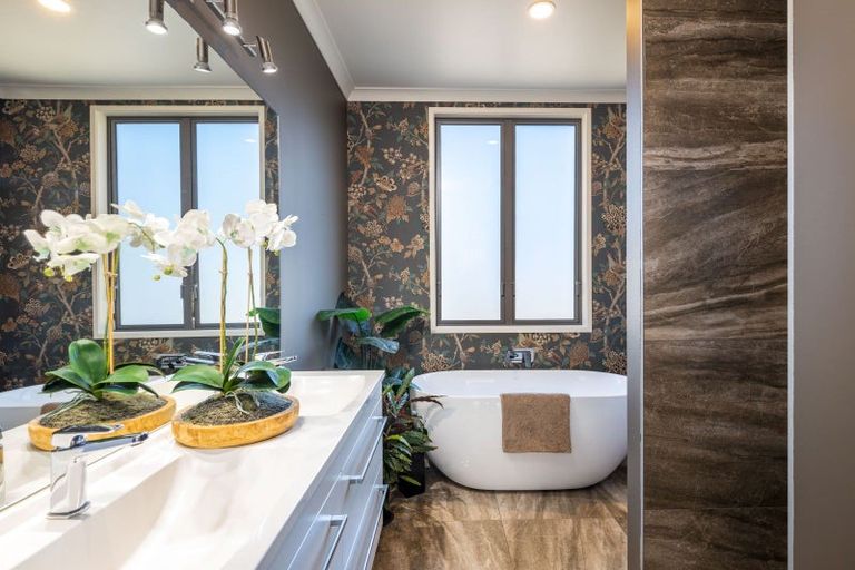 Photo of property in 12 Autere Street, Strandon, New Plymouth, 4312