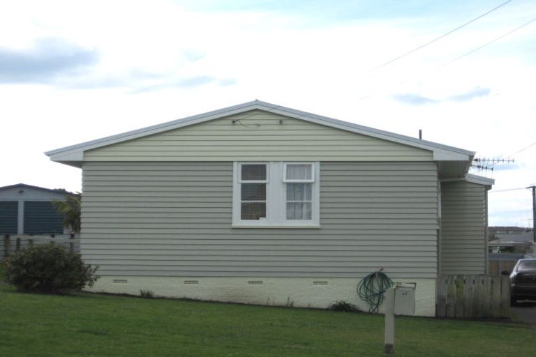 Photo of property in 41 Kowhai Street, Castlecliff, Whanganui, 4501