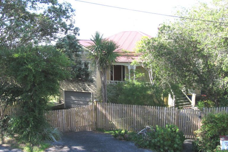 Photo of property in 18 Stanley Point Road, Stanley Point, Auckland, 0624