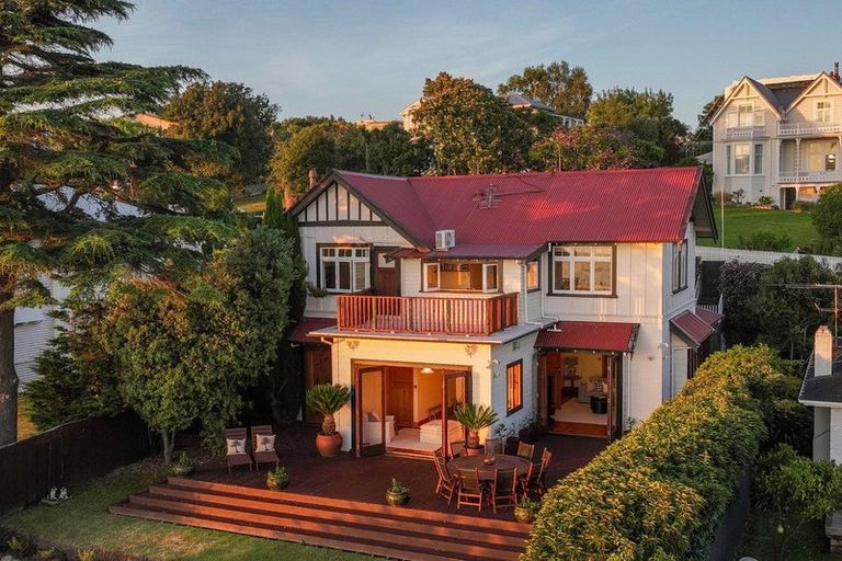 Photo of property in 16 Hukarere Road, Bluff Hill, Napier, 4110