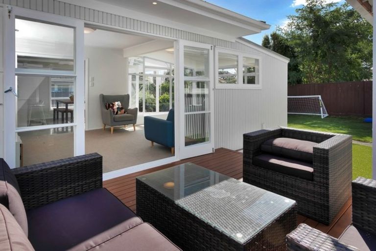 Photo of property in 17a St Michaels Avenue, Point Chevalier, Auckland, 1022