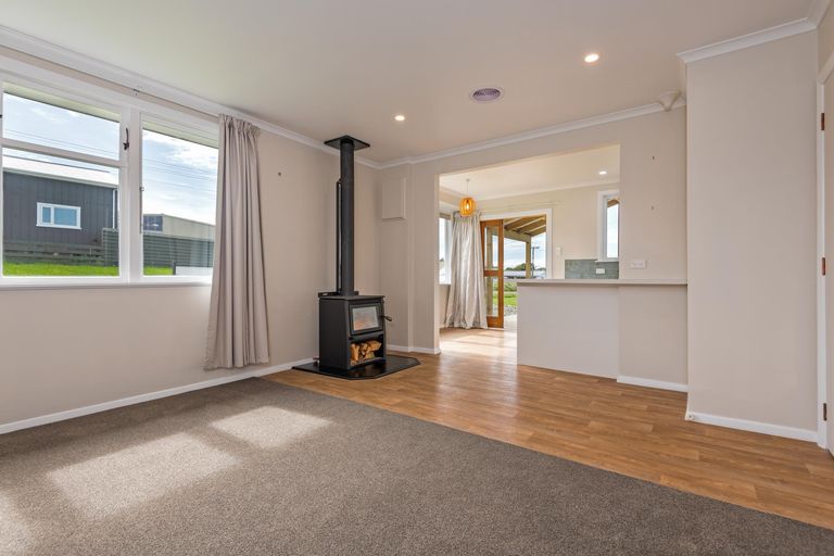 Photo of property in 1 Ingham Street, Halcombe, Feilding, 4779