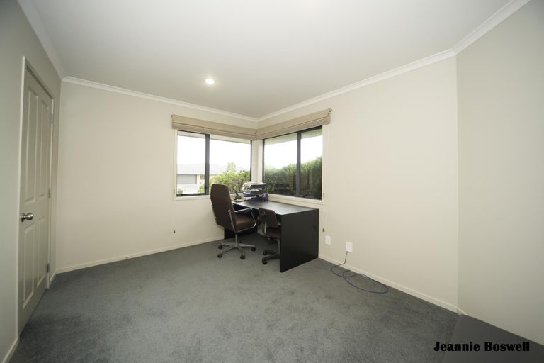 Photo of property in 12 Johnstone Drive, Fitzherbert, Palmerston North, 4410