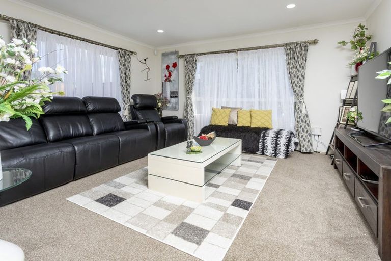 Photo of property in 21 Crimson Park, Oteha, Auckland, 0632