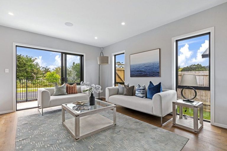 Photo of property in 11 Mcindoe Road, Kumeu, 0810