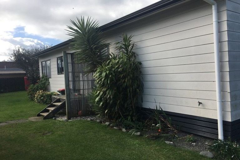 Photo of property in 13a Etherton Drive, Weymouth, Auckland, 2103