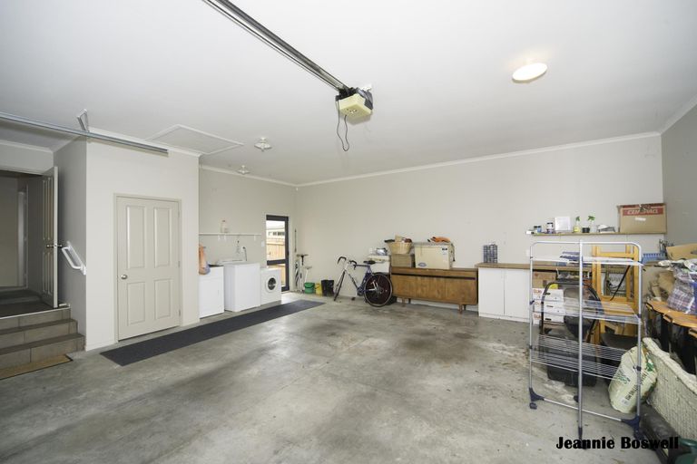 Photo of property in 12 Johnstone Drive, Fitzherbert, Palmerston North, 4410