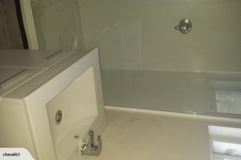 Photo of property in 18 Barron Drive, Green Bay, Auckland, 0604