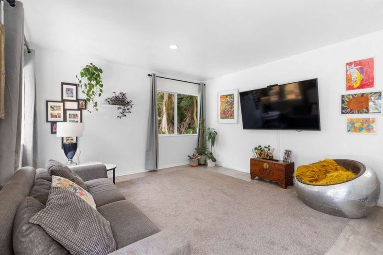 Photo of property in 1 Dorothy Road, Laingholm, Auckland, 0604