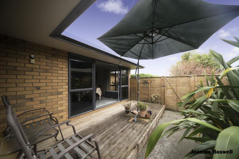 Photo of property in 12 Johnstone Drive, Fitzherbert, Palmerston North, 4410