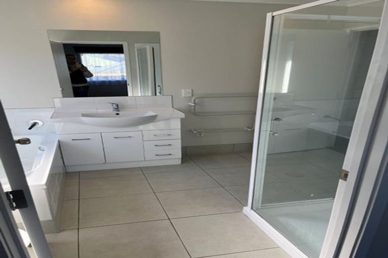 Photo of property in 8a Waiari Road, Conifer Grove, Takanini, 2112