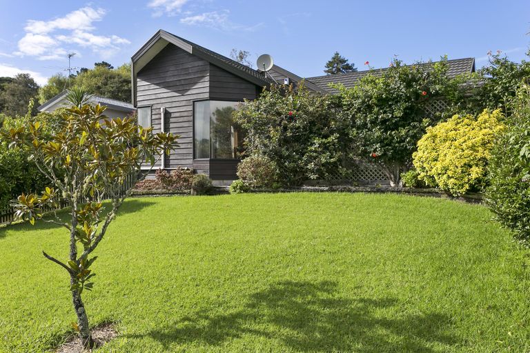 Photo of property in 6b Woodfern Crescent, Titirangi, Auckland, 0604