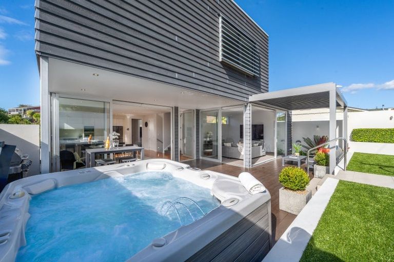 Photo of property in 33 Luplau Crescent, Cockle Bay, Auckland, 2014